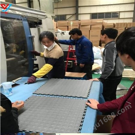 上海一东注塑PVC环保塑料地板供应商注塑加塑料地板工厂现货塑料地板开模制造地板工厂家